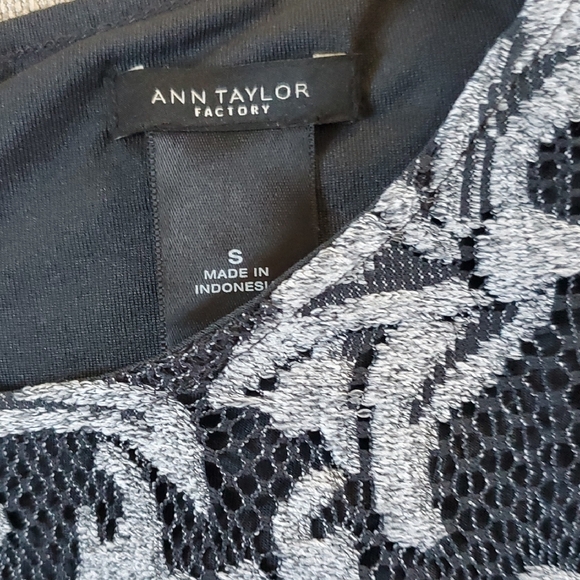 Ann Taylor Elegant Black and Gray Floral Women's Top - Picture 12 of 15